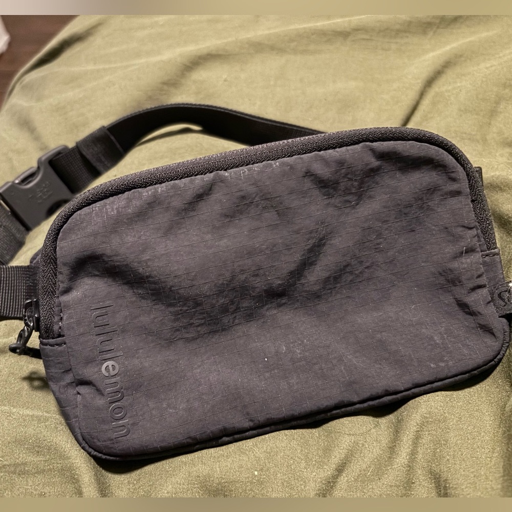 black lululemon belt bag